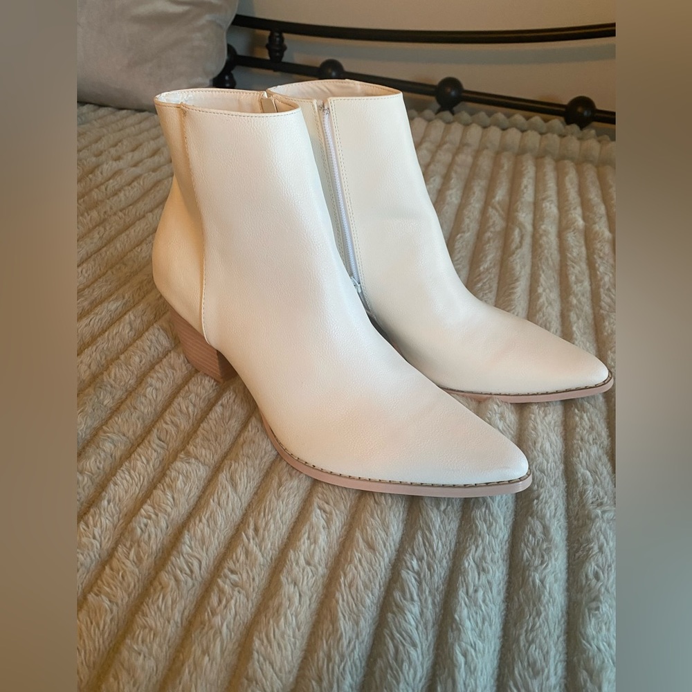 NWT lulus white booties! Size 10.